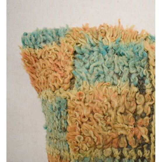 Alt Tag: Kleurrijk Marokkaans kussen P611, vintage Berber textuur, bohemian stijl, handgemaakt en uniek woondecoratie item.