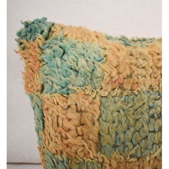Uniek Marokkaans kussen van vintage Berberkleed in groen-geel tinten, een bohemian eyecatcher voor elke kamer.