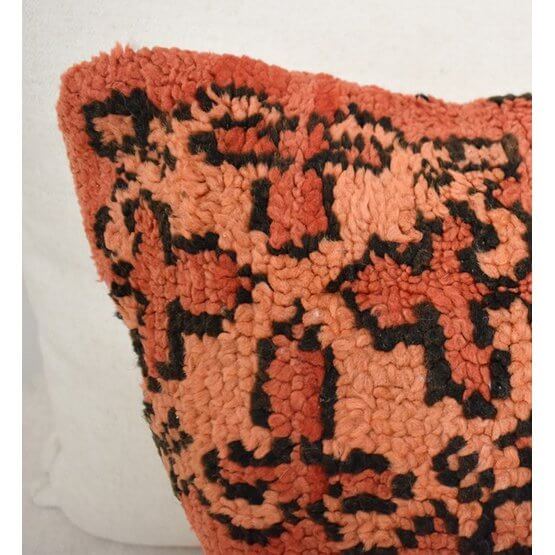 Marokkaans kussen gemaakt van vintage Berberkleed, oranje en zwart patroon. Perfect voor een bohemian sfeer in huis.