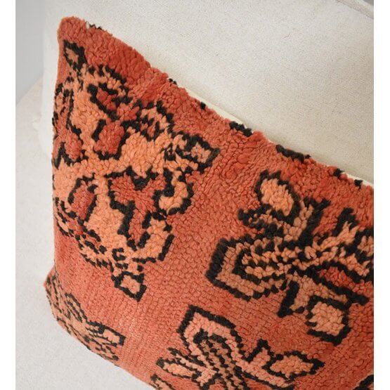 Marokkaans kussen P620 met vintage Berberkleed in rood en zwart patroon, een unieke bohemian eyecatcher voor woon- of slaapkamer.