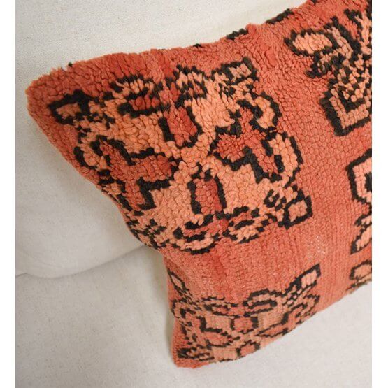 Marokkaans kussen P620 met vintage Berbermotief, unieke bohemian stijl eyecatcher voor woon- en slaapkamer, handgemaakt kunstwerk.