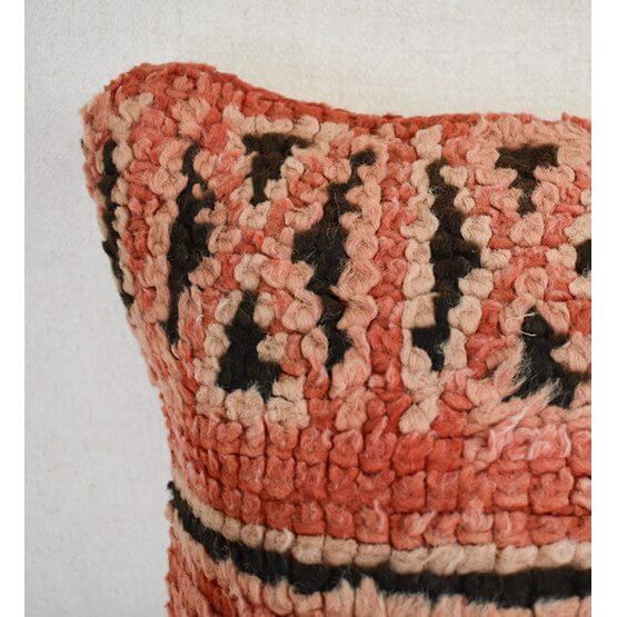 Vintage Berber kussen in roze en zwarte tinten, handgemaakt uit Marokkaans tapijt, unieke eyecatcher voor je interieur.