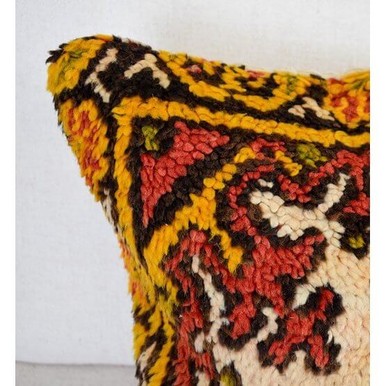 Handgemaakt Marokkaans kussen van vintage Berberkleed met kleurrijk patroon, uniek en artistiek voor woon- of slaapkamer.
