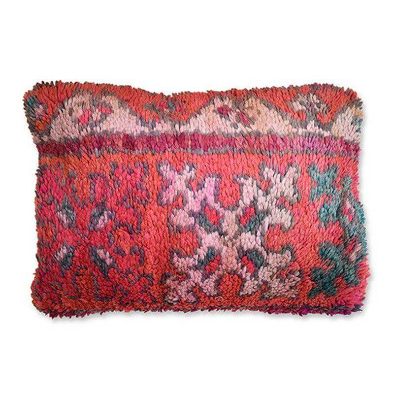 Handgemaakt Marokkaans kussen van vintage Berberkleed, uniek rood en groen design, perfect voor woon- of slaapkamer decor.