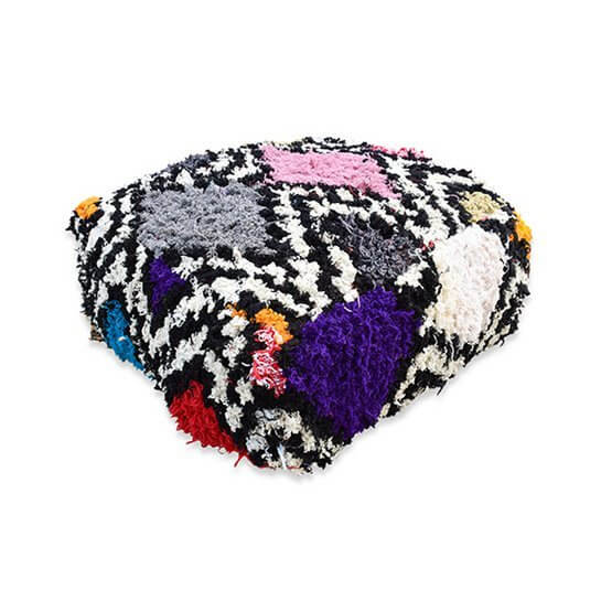 Uniek Marokkaans vloerkussen met kleurrijk patroon, gemaakt van een vintage Berberkleed. Perfect voor een bohemian touch in huis.