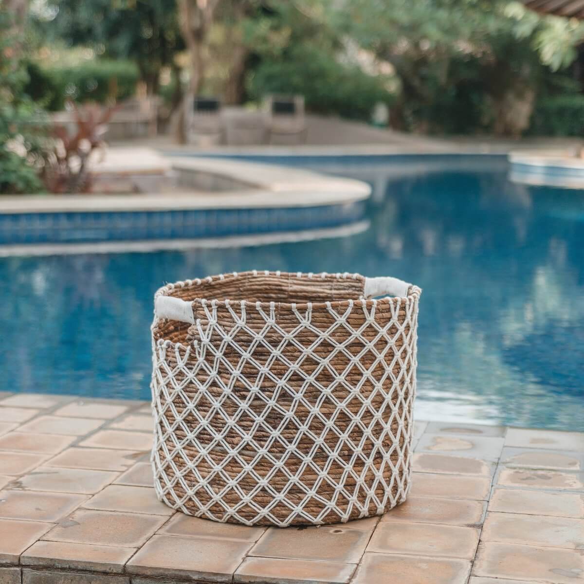 Opbergmand Pura wit bananenvezel op terras bij zwembad, handgemaakt, duurzaam en perfect voor was of planten, fair trade.