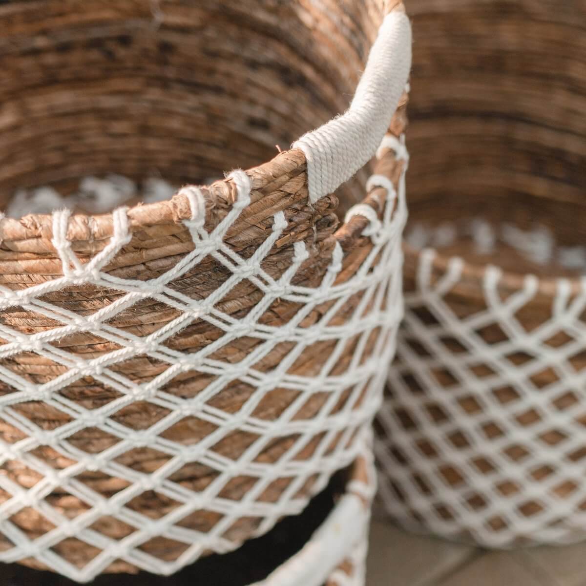Opbergmand PURA in wit design van stevige bananenvezel met katoenen patroon, drie maten beschikbaar, perfect voor wasgoed of planten.