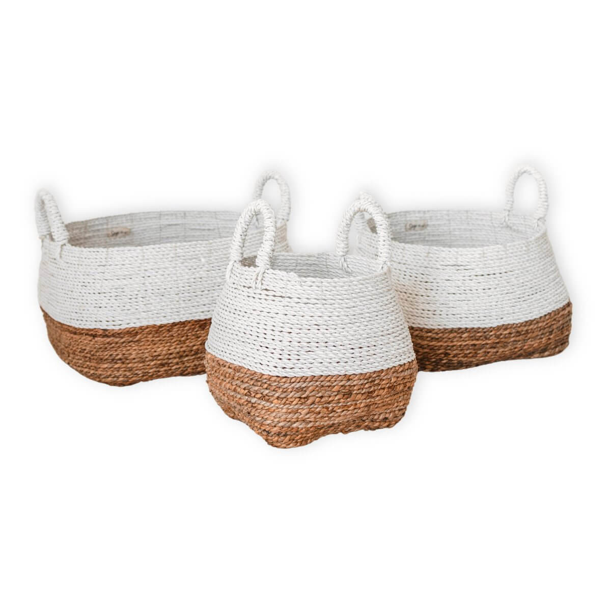 Set van 3 witte Majalengka opbergmanden van bananenvezel, handgemaakt en stijlvol voor een mediterrane flair in huis.