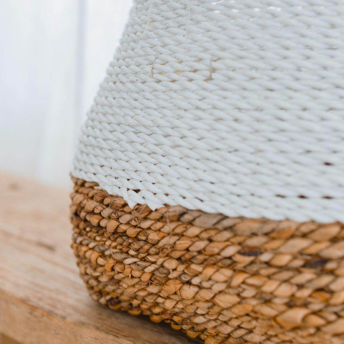 Detail van handgemaakte Majalengka opbergmand met witte bananenvezels en natuurlijke textuur.