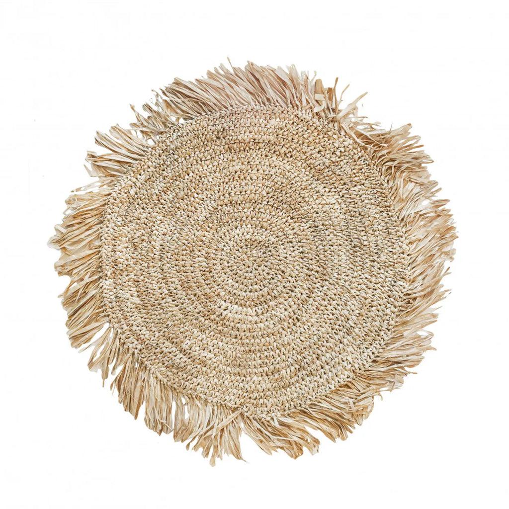 Handgeweven raffia placemat met franjes en kauri schelpen, perfect voor een tropische tafelsetting en eilandstijl in huis.