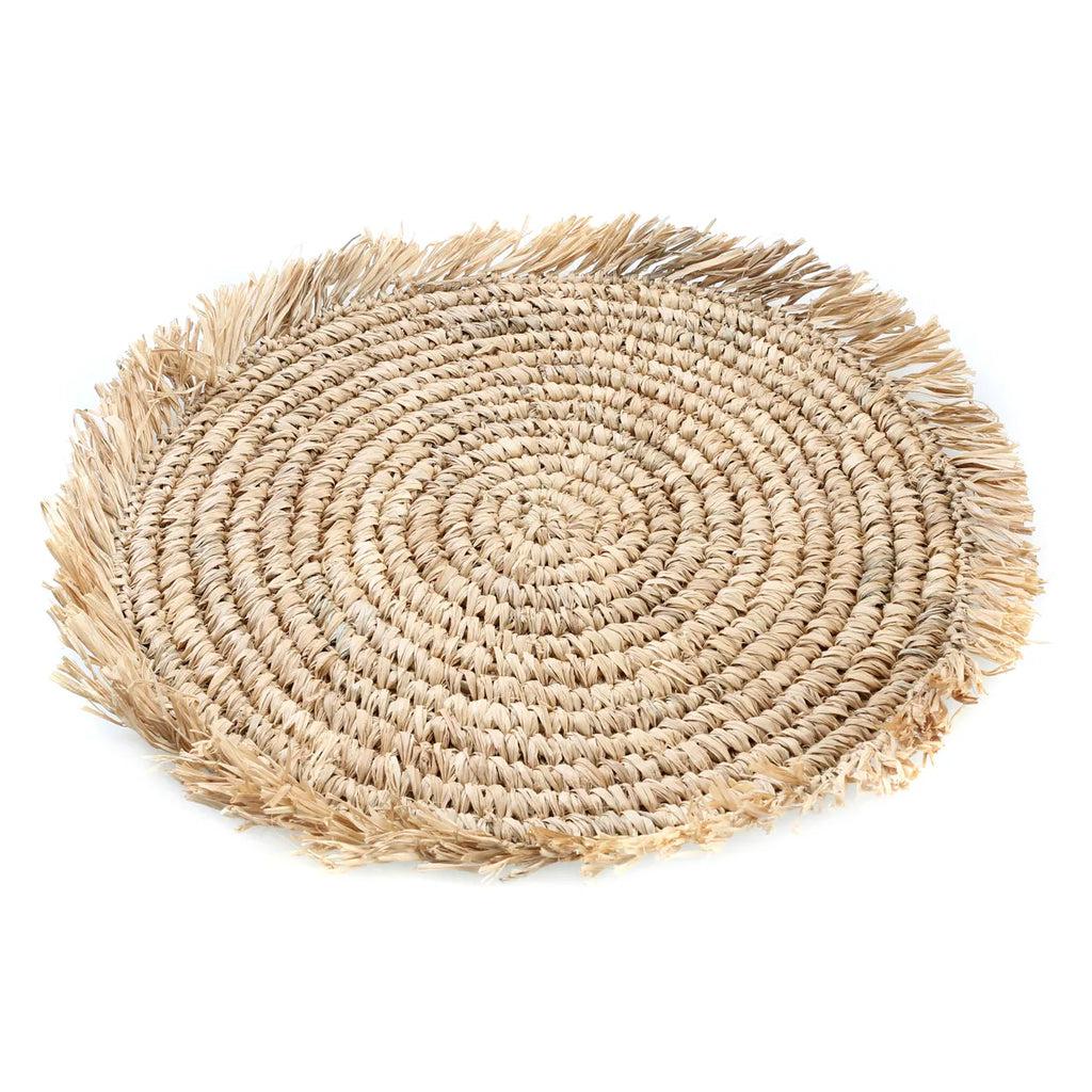 Raffia placemat met franjes, handgeweven met rotan en kauri schelpen voor een tropisch eilandgevoel op je tafelsetting.