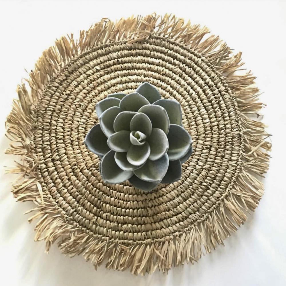 Handgeweven raffia placemat met rotan schelp en kauri, creëert een tropisch eilandgevoel op elke tafelsetting.