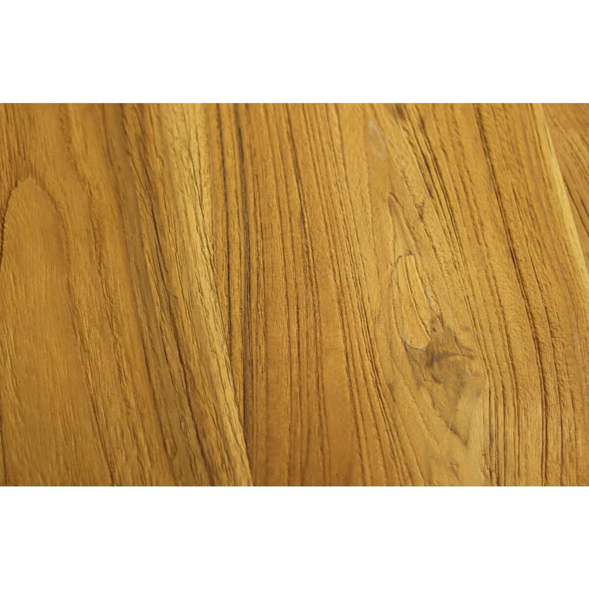 Close-up van teakhouten tafelblad met natuurlijke nerven en texturen, kenmerkend voor de unieke charme van de Ronde Eettafel uit HSM Collection.