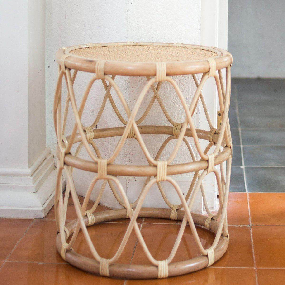 Rotan bijzettafel Muara, handgemaakt, duurzaam en perfect voor boho-stijl interieur, met sierlijk maritiem design.