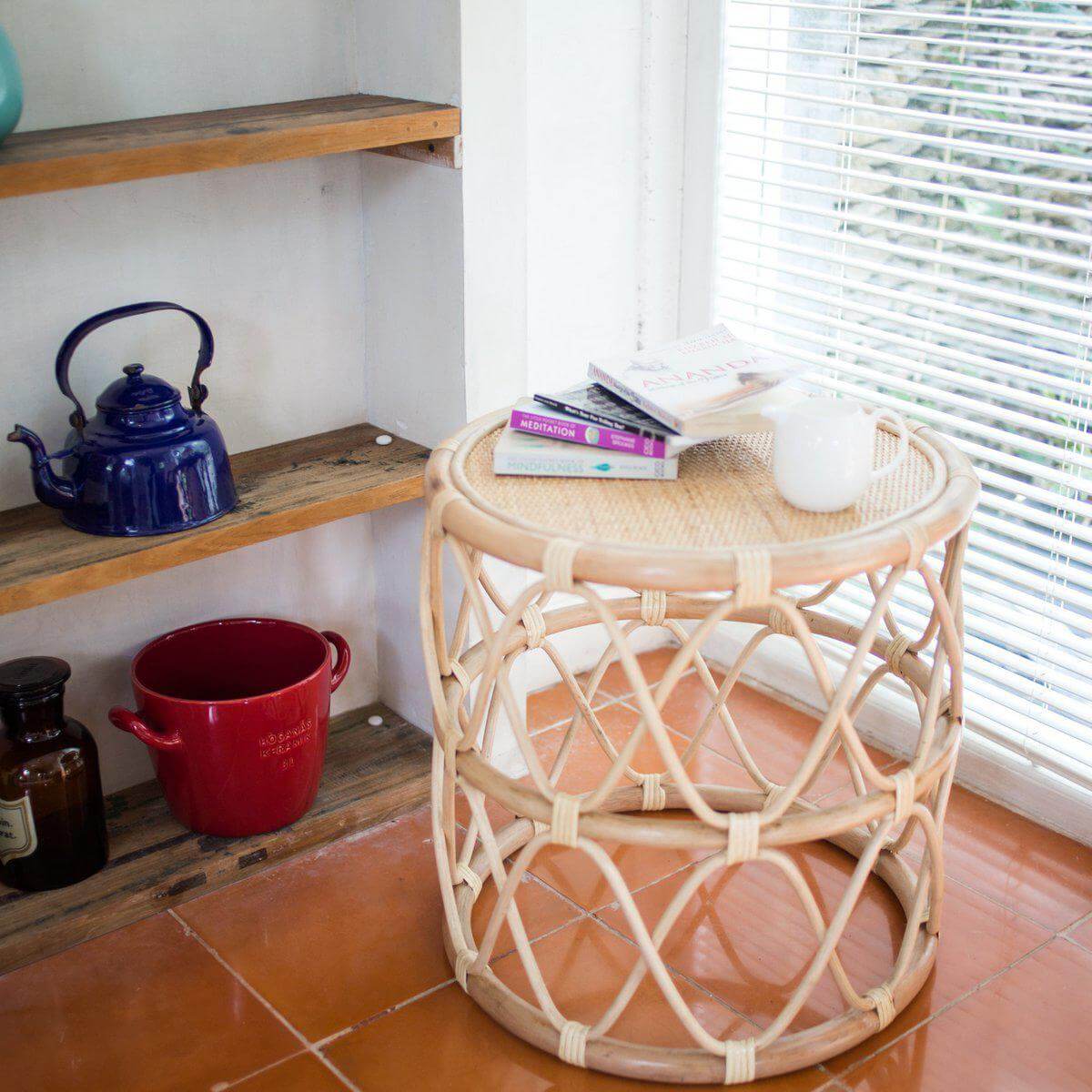 Rotan bijzettafel Muara in een kleurrijke kamer, gebruikt voor opslag en decoratie. Perfect voor boho-stijl interieur.