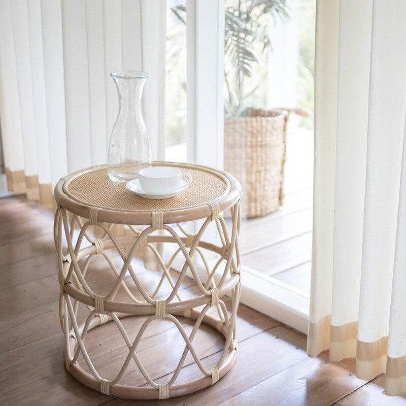 Stijlvolle Muara rotan bijzettafel met glas en kopje, brengt boho-maritieme sfeer in huis. Perfect voor decoratie, 45 cm hoog.