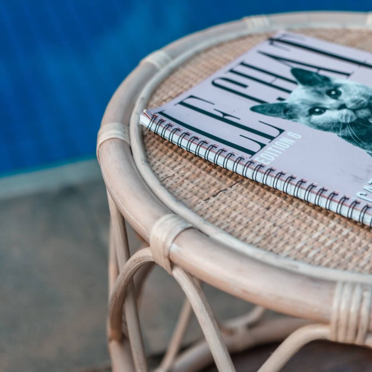 Rotan bijzettafel met tijdschrift erbij, perfect voor boho-stijl inrichting.