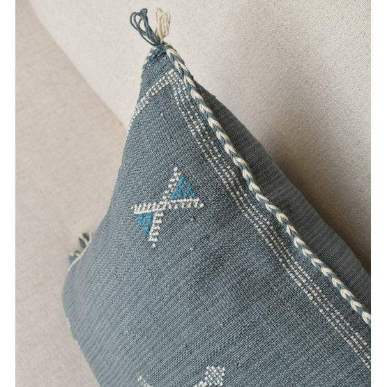 Sabra kussen SB108 in bohemian stijl met rustige patronen en natuurlijke kleurstoffen, perfect voor binnen en buiten loungesets.