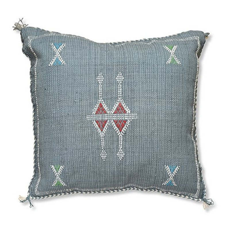Alt Tag: Blauwe Sabra kussen met bohemian patronen, perfect voor een Ibiza-sfeer binnen of buiten. Geverfd met natuurlijke kleurstoffen.