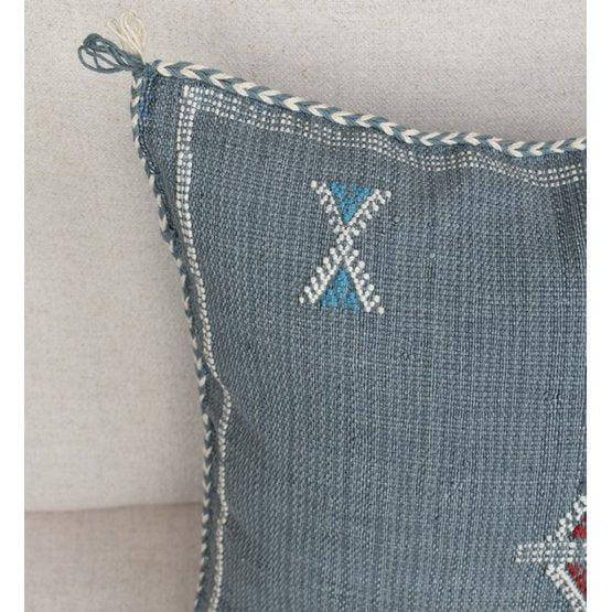Handgemaakt Sabra kussen in blauw met bohemian patroon, perfect voor binnen of outdoor gebruik voor een Ibiza sfeer.