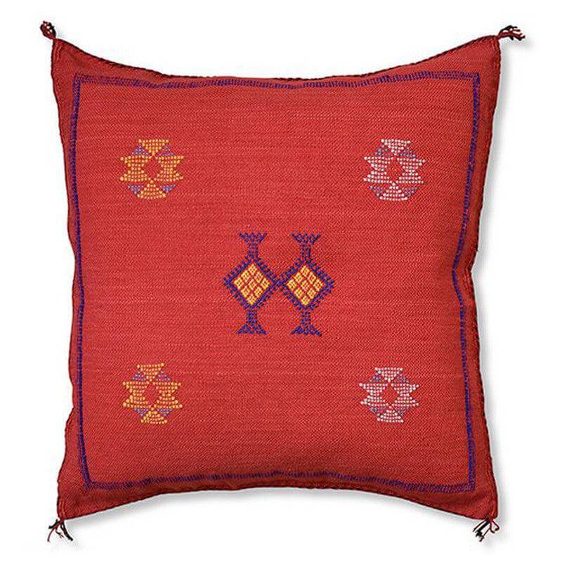 Bohemian Sabra kussen in rode tinten met rustgevende patronen, handgeweven voor een Ibiza-sfeer. Geschikt voor binnen en buiten.