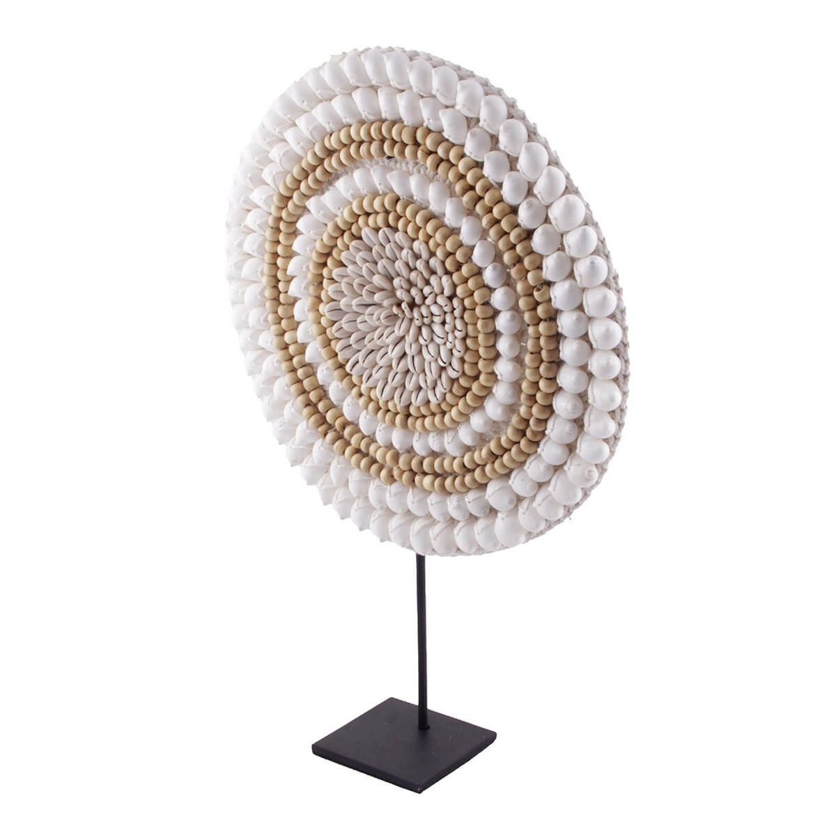 Alt Tag: Handgemaakte Schelpenketting Cirkel met beige en witte schelpen, Pole To Pole decor, op metalen standaard, 35x50cm.