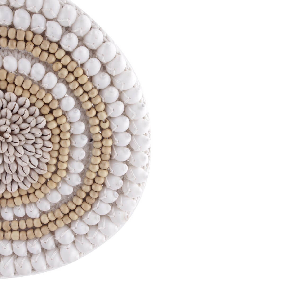Schelpenketting Cirkel van Pole to Pole, decoratieve handgemaakte ketting met beige en witte schelpen, houten en metalen details.
