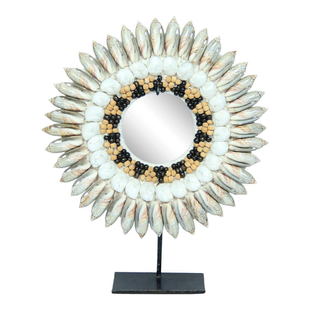 Handgemaakte schelpenketting op standaard Kamila, vangt de natuurlijke pracht van de zee in een unieke interieurdecoratie.