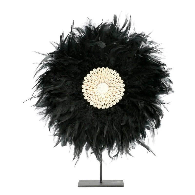 Alt Tag: Zwarte veren display op standaard met schelpen in het midden, perfect voor bohemien decor. Hoogte 50cm, Bazar Bizar Living.