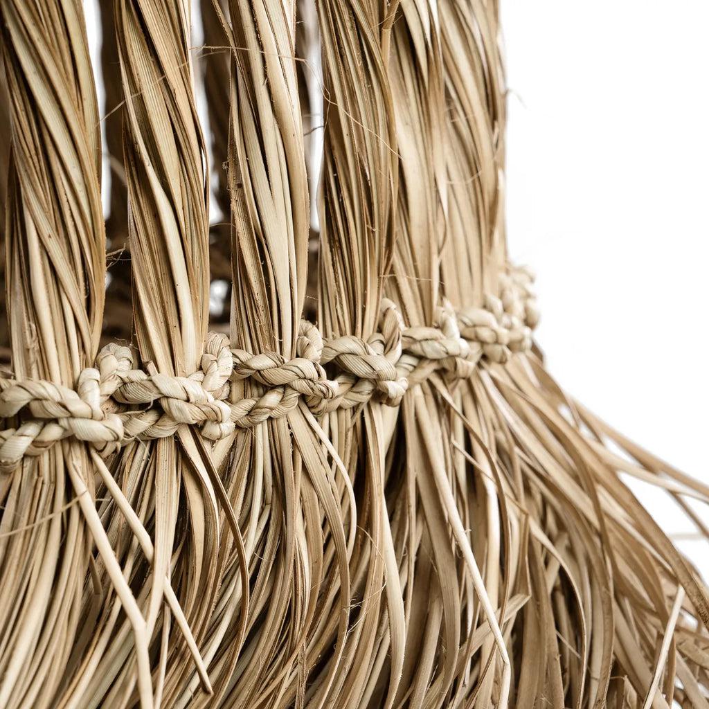 Detail van de Guagua hanglamp, handgemaakt van mendong gras en waterhyacint, voor een natuurlijke en sfeervolle uitstraling.