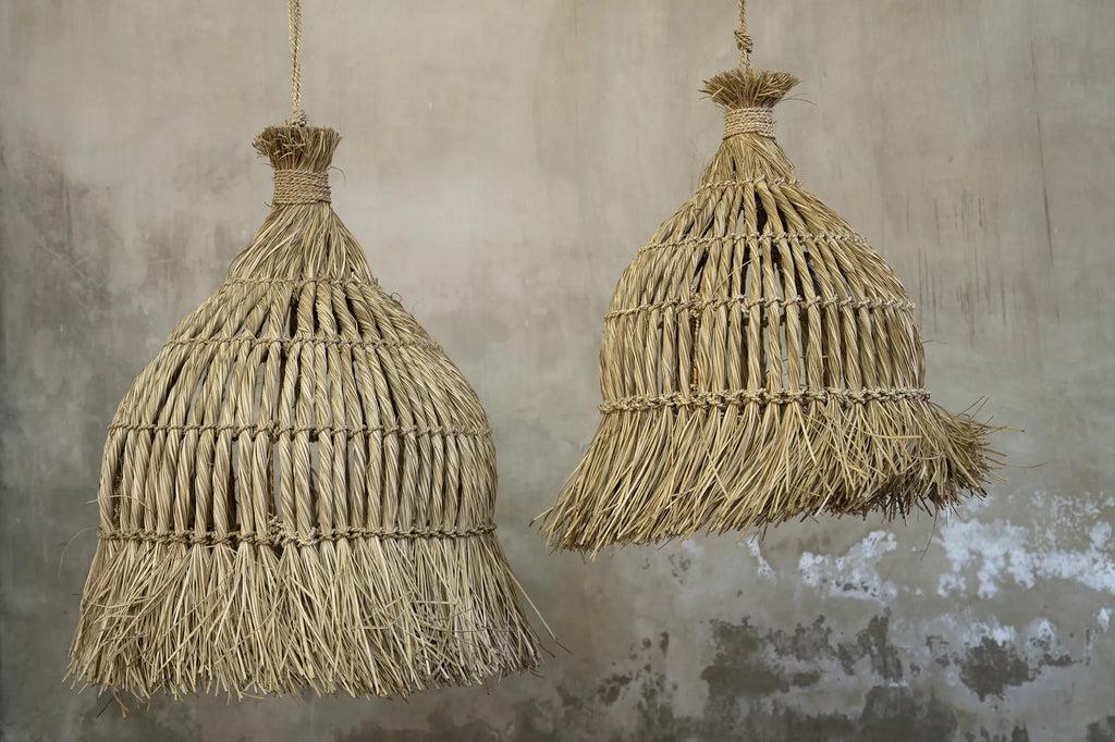 Twee handgemaakte Guagua hanglampen van natuurlijke materialen, perfect voor een gezellige eilandsfeer in elke ruimte.