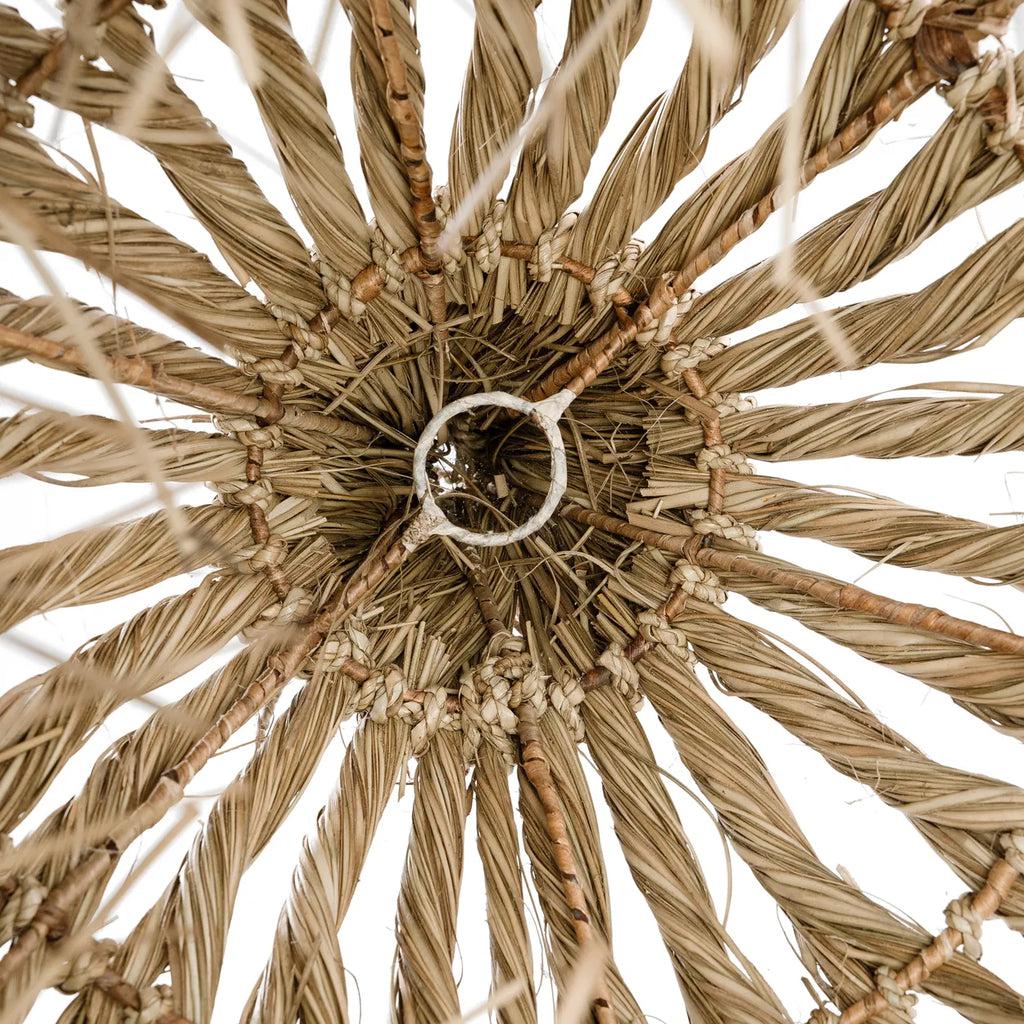 Detail van de handgemaakte Guagua hanglamp van mendong gras en waterhyacint, perfect voor een natuurlijke stijl in huis.