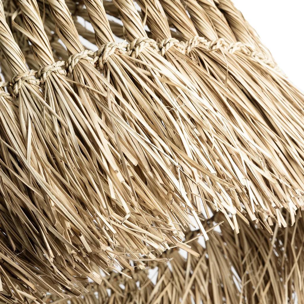 Natuurlijke vezels van de Guagua hanglamp met mendong gras en waterhyacint, handgemaakt voor een sfeervolle uitstraling.