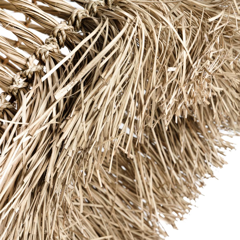 Close-up van handgemaakte Guagua hanglamp van mendong gras en waterhyacint, toont gedetailleerd vlechtwerk en natuurlijk materiaal.