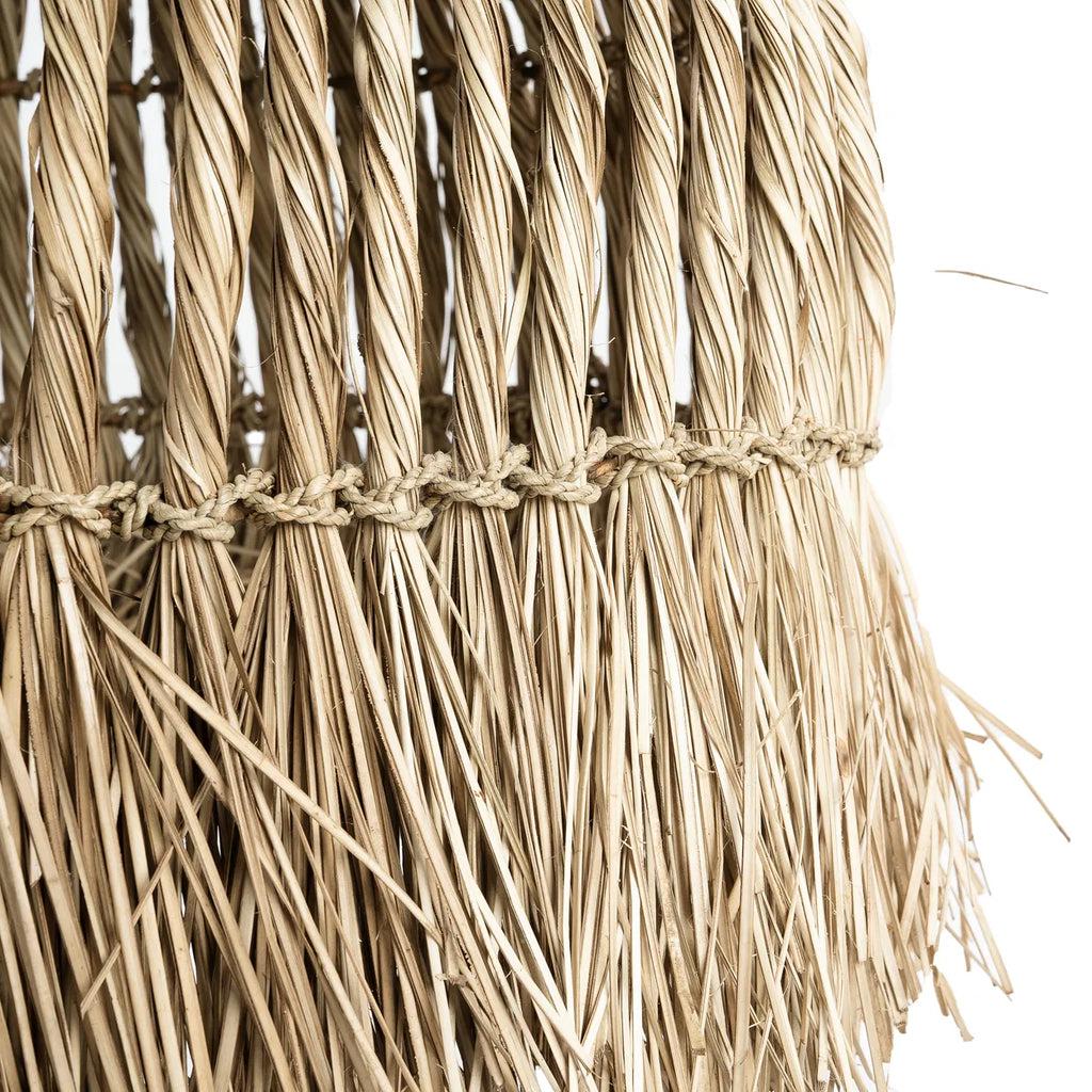 Natuurlijke Guagua hanglampkap gemaakt van mendong gras en waterhyacint, detail van vlechtwerk voor een eilandensfeer in huis.