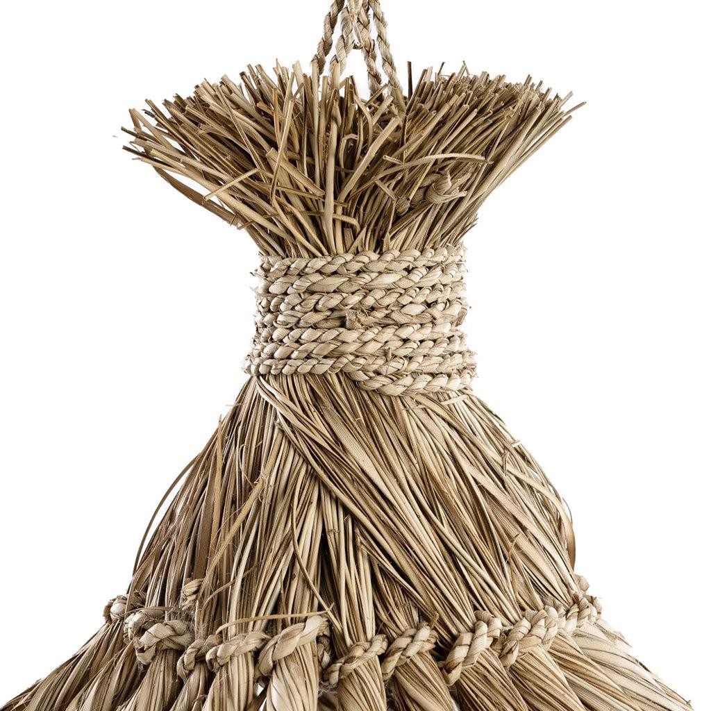Natuurlijke hanglamp gemaakt van mendong gras en waterhyacint, perfecte sfeermaker voor woonkamer of badkamer.