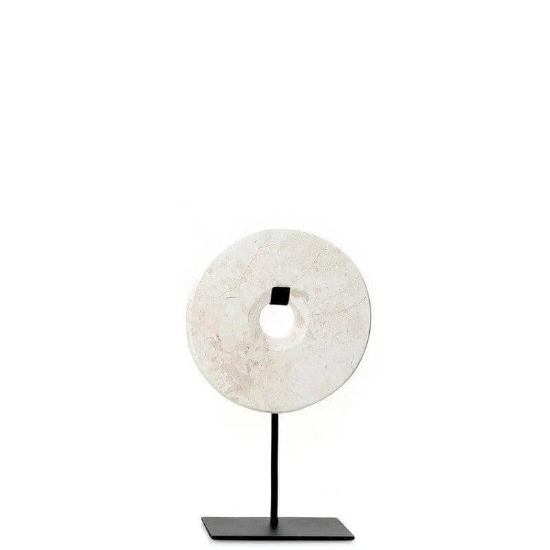 Stijlvolle witte marmeren schijf op een zwarte standaard, perfect voor een chique interieurdecoratie.