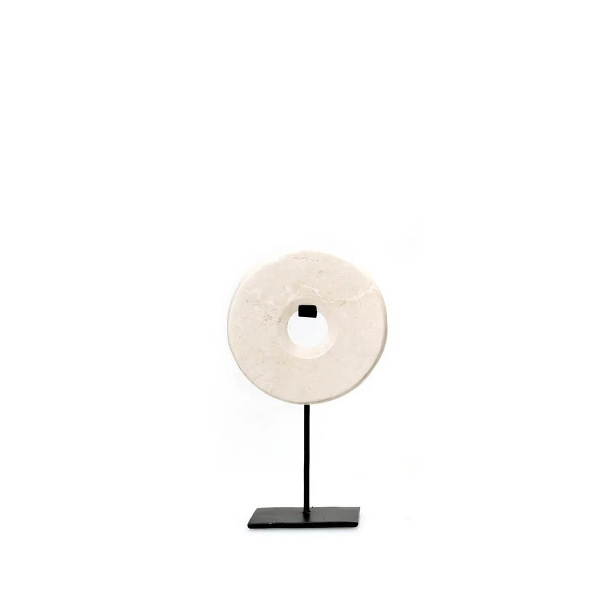 Witte marmeren schijf op metalen standaard, perfect voor decoratieve displays en een chique interieurupgrade.