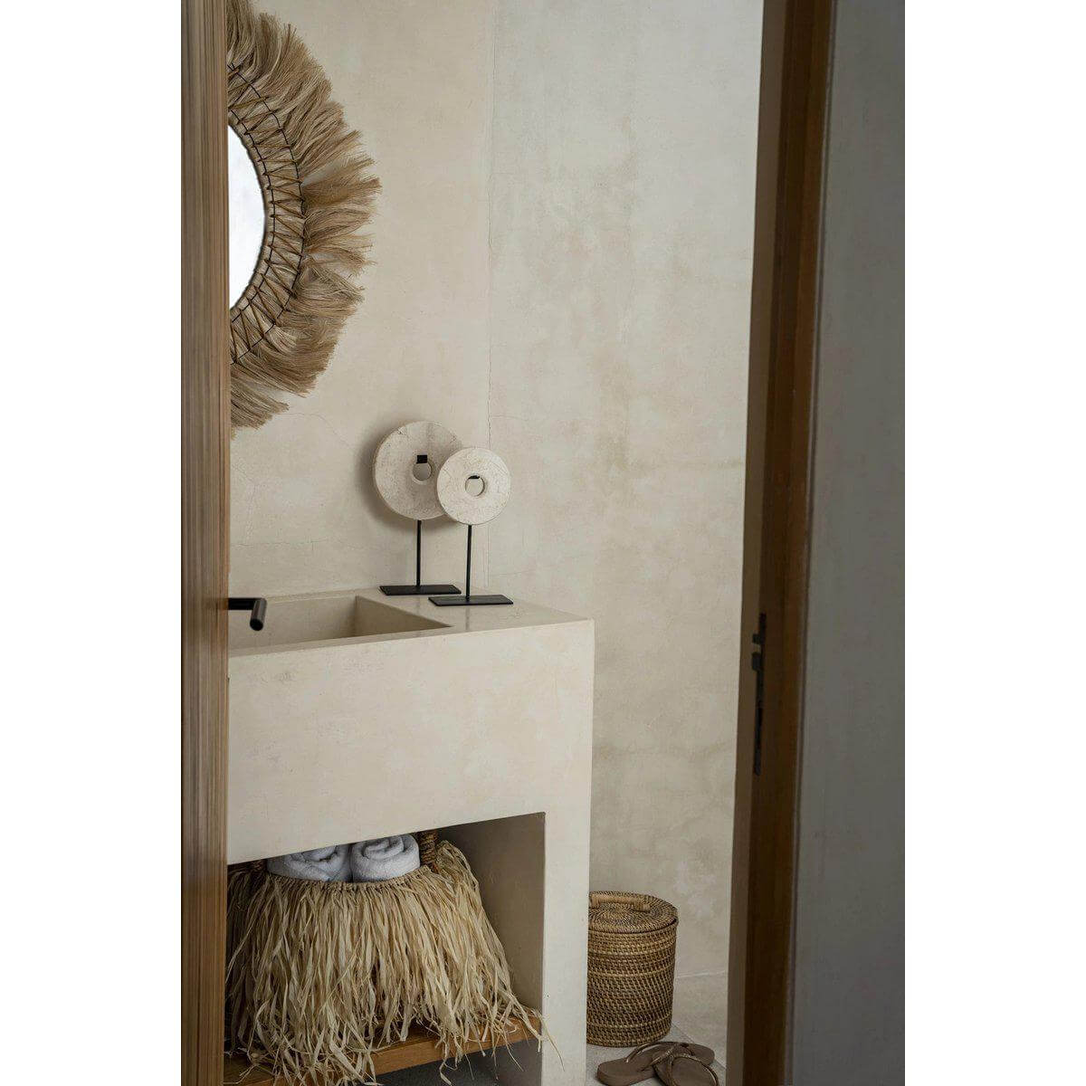 Stijlvolle marmeren schijf op metalen standaard in moderne badkamer, brengt eenvoud en elegantie in uw interieur. Perfect als decoratief stuk.