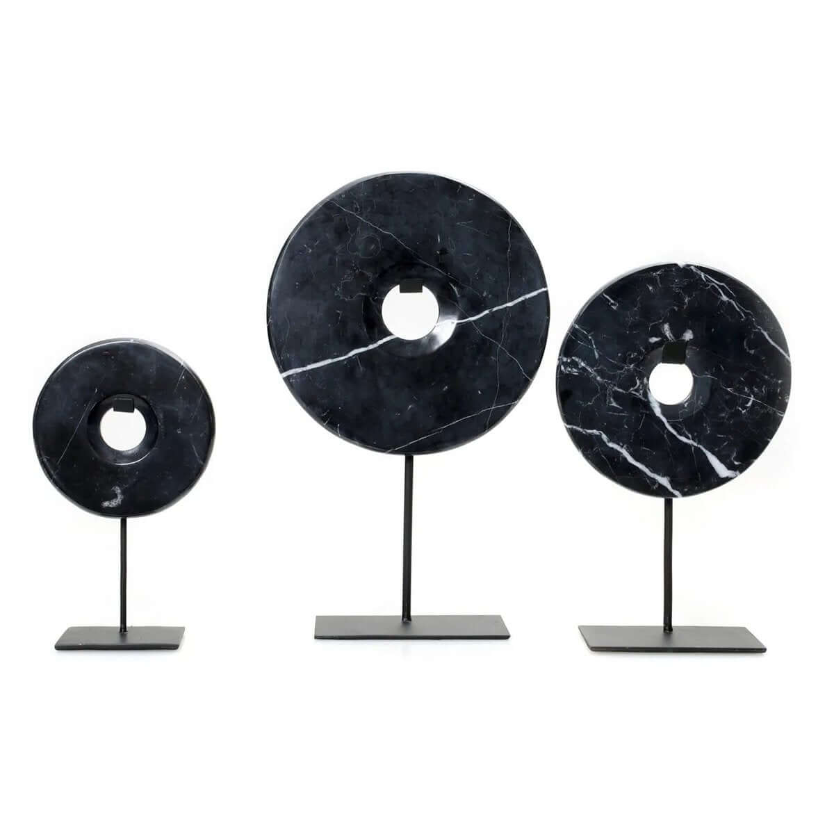 Set van drie zwarte marmeren schijven op standaard, stijlvol display voor interieurdecoratie. Chique en modern design.