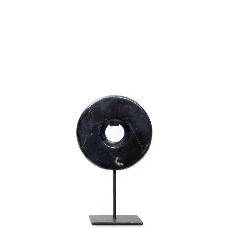 Zwarte marmeren schijf op standaard uit de collectie van Bazar Bizar, perfect voor strakke en stijlvolle interieurdecoratie.