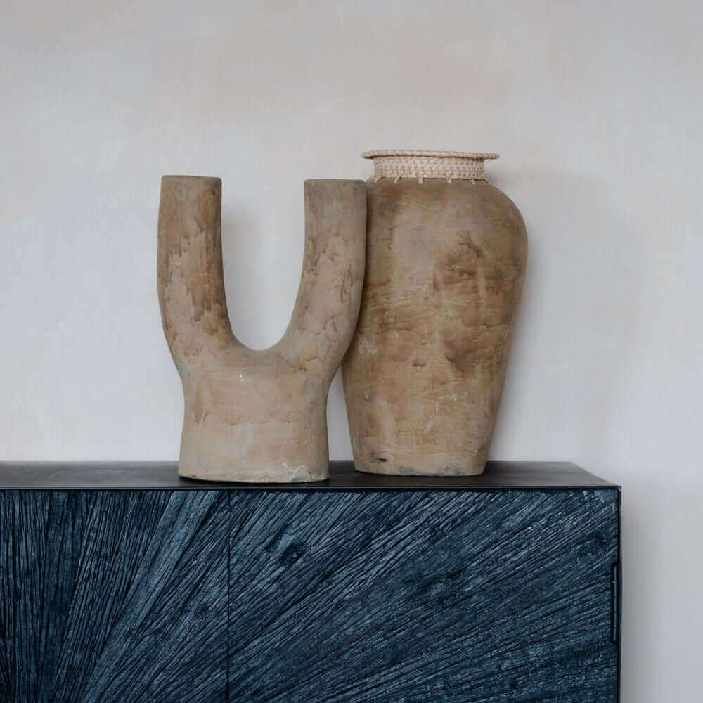 Terracotta Vaas Tosca L van Earthware, bohemian stijl, op donkere kast, ideaal voor Ibiza & Bali interieur.