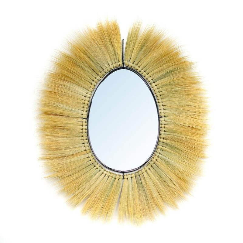 Boho spiegel The Royal Mirror Bazar Bizar Onze boho spiegels hebben allemaal een natuurlijke bohemian uitstraling dankzij het gebruik van eco-vriendelijke materialen zoals rotan, riet, bamboe & zeegras.