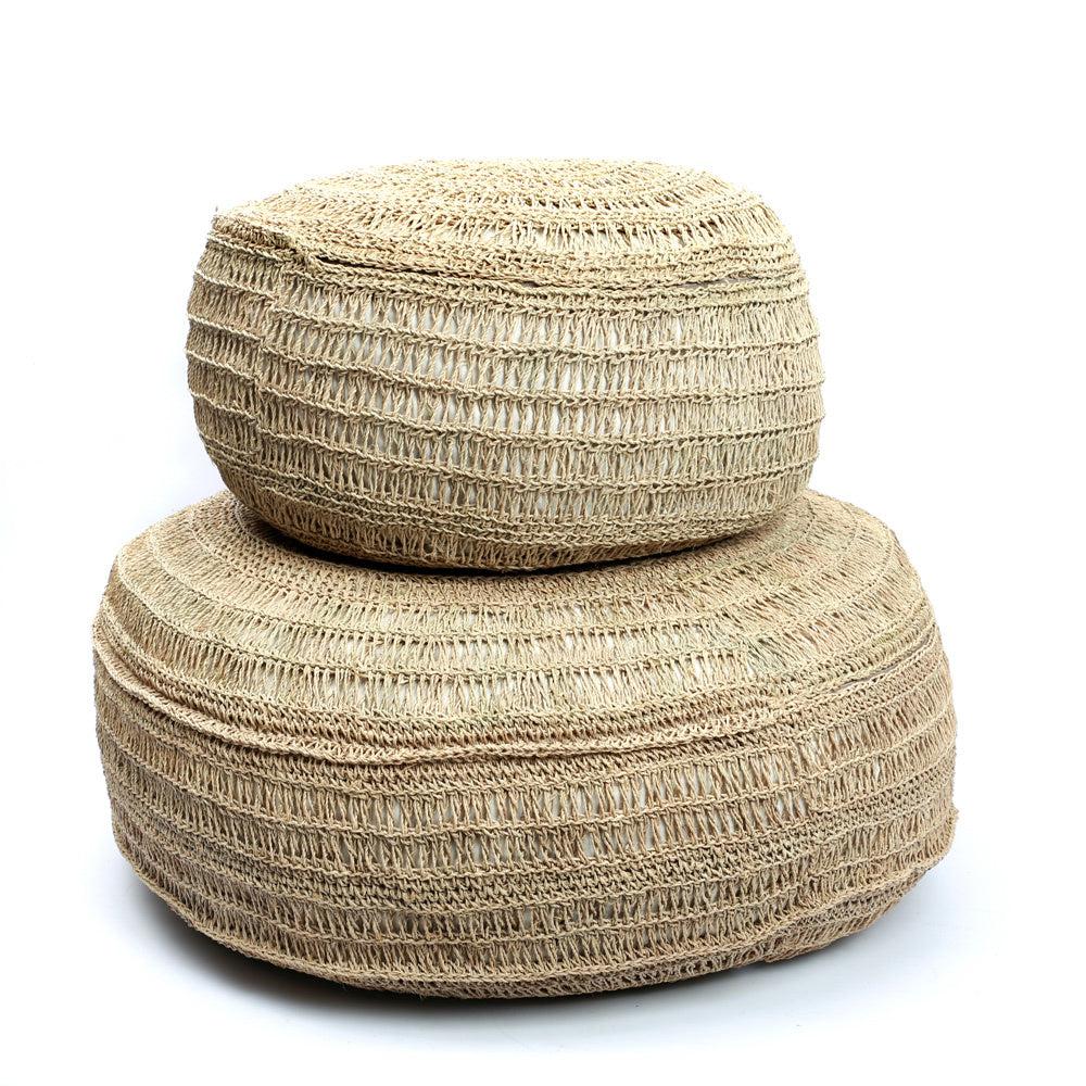 De Seagrass Poef - Rond - 60 Bazar Bizar Onze handgeweven Seagrass poef voegt een prachtig textuurelement toe aan uw stoffering. Een onmisbaar stuk om uw interieur, tuin of terras een boho tintje te geven. Om op te zitten of als bijzettafeltje te gebruike