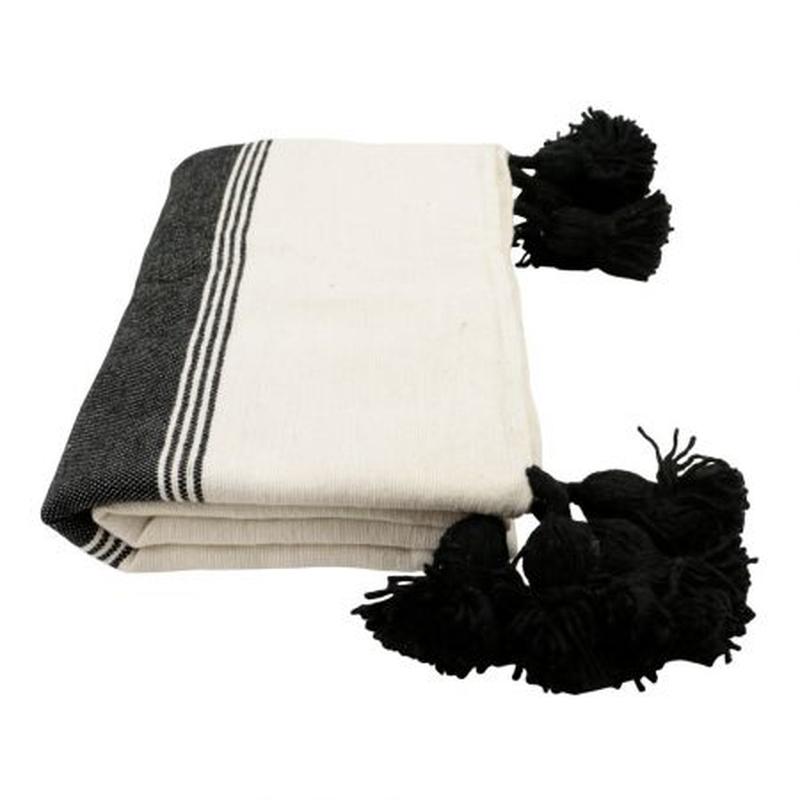 Pompom deken zwart/wit gestreept Earthware Pompom deken. Gemaakt van 100% met de handgeweven katoen. Het zwart/wit gestreepte plaid is niet alleen lekker warm, het staat ook nog eens sfeervol.