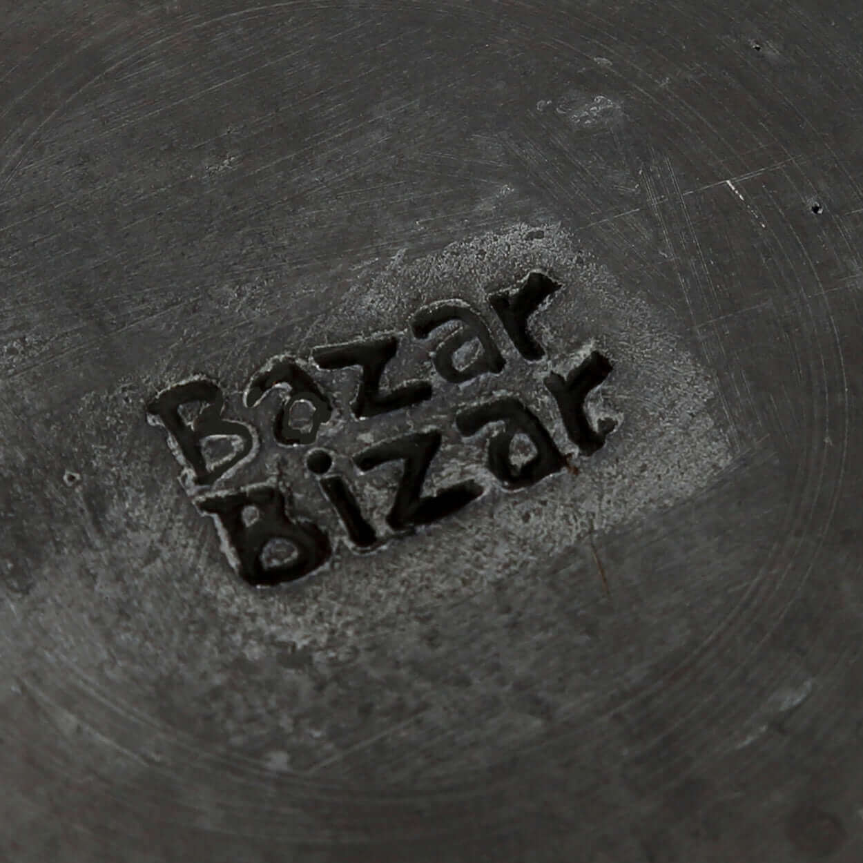 De Burned Casserole - Zwart Bazar Bizar Voor de fijnproevers onder ons is niets prettiger dan een prachtig gedekte tafel met een set mooie borden, originele serveerpotten en schalen. Wij houden van het unieke ontwerp van deze serveerpot met deksel. Kleur