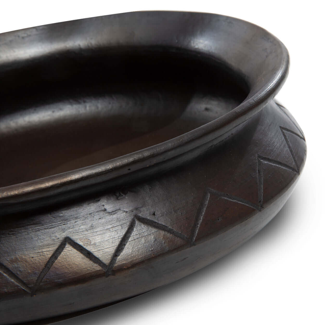De Burned Ovale Pot Met Patroon - Zwart Bazar Bizar Voor fijnproevers is niets zo fijn als een mooi gedekte tafel met een set mooi gekozen borden, dus deze gebrande ovale pot mag zeker niet ontbreken. Wij houden absoluut van het unieke ontwerp en patroon