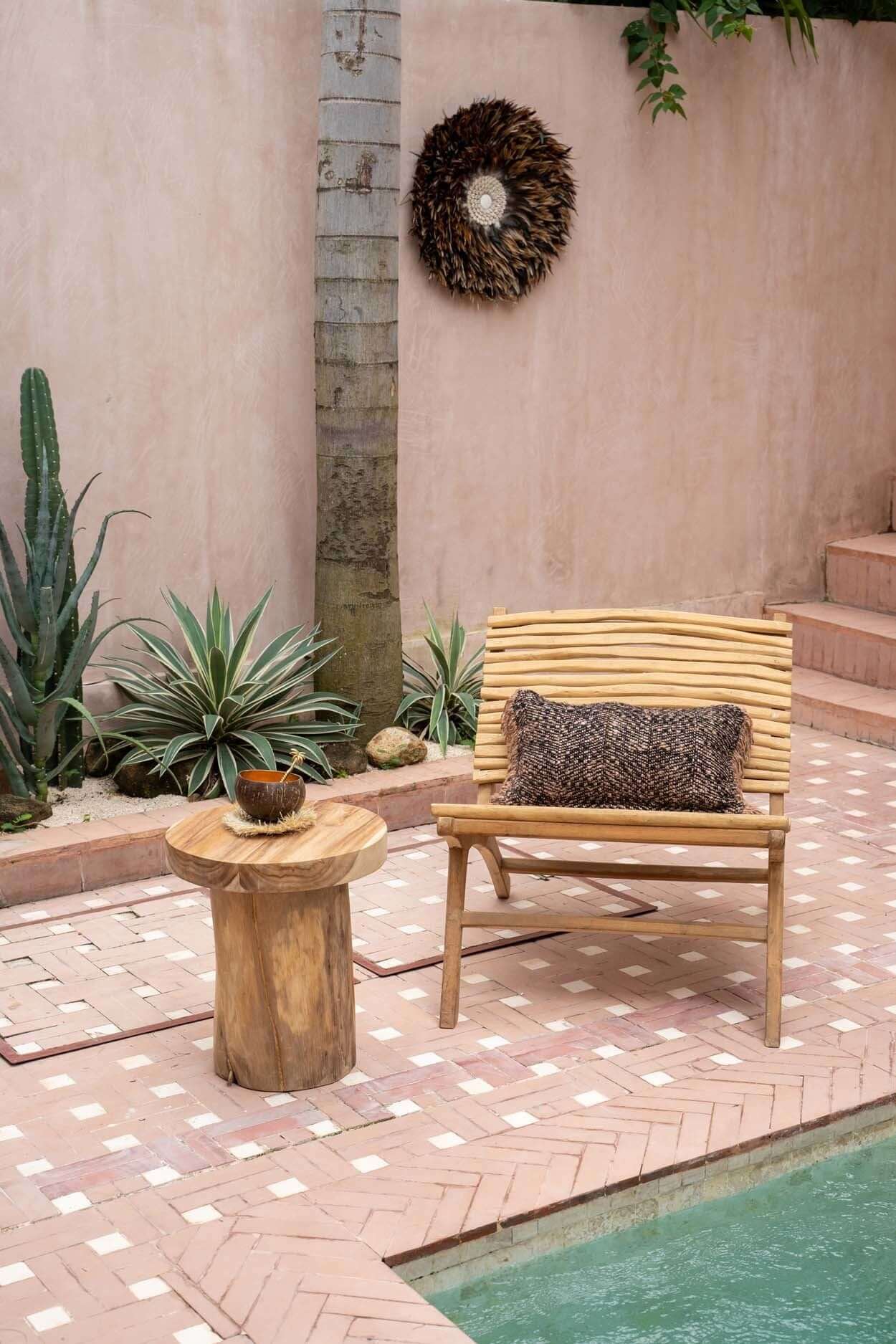 Boho stoel de Islander Bazar Bizar Kijk eens naar deze prachtige stoel met zijn unieke ontwerp! Handgemaakt met teakhouten spijlen in een natuurlijke organische vorm. Houdt u niet van luie zomeravonden in de tuin? Wij wel! Vooral in onze unieke stoel. Hoe
