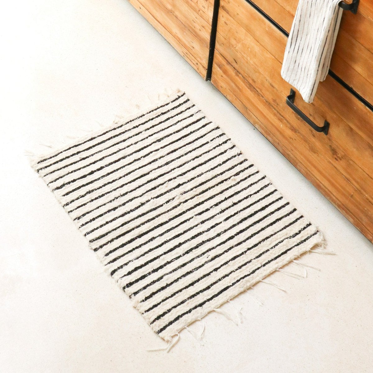 Klein katoenen vloerkleed – gestreept loper – boho vloerkleed zwart wit – zachte bedmat – handgeweven rechthoekig vloerkleed 70x50 cm UNTUK