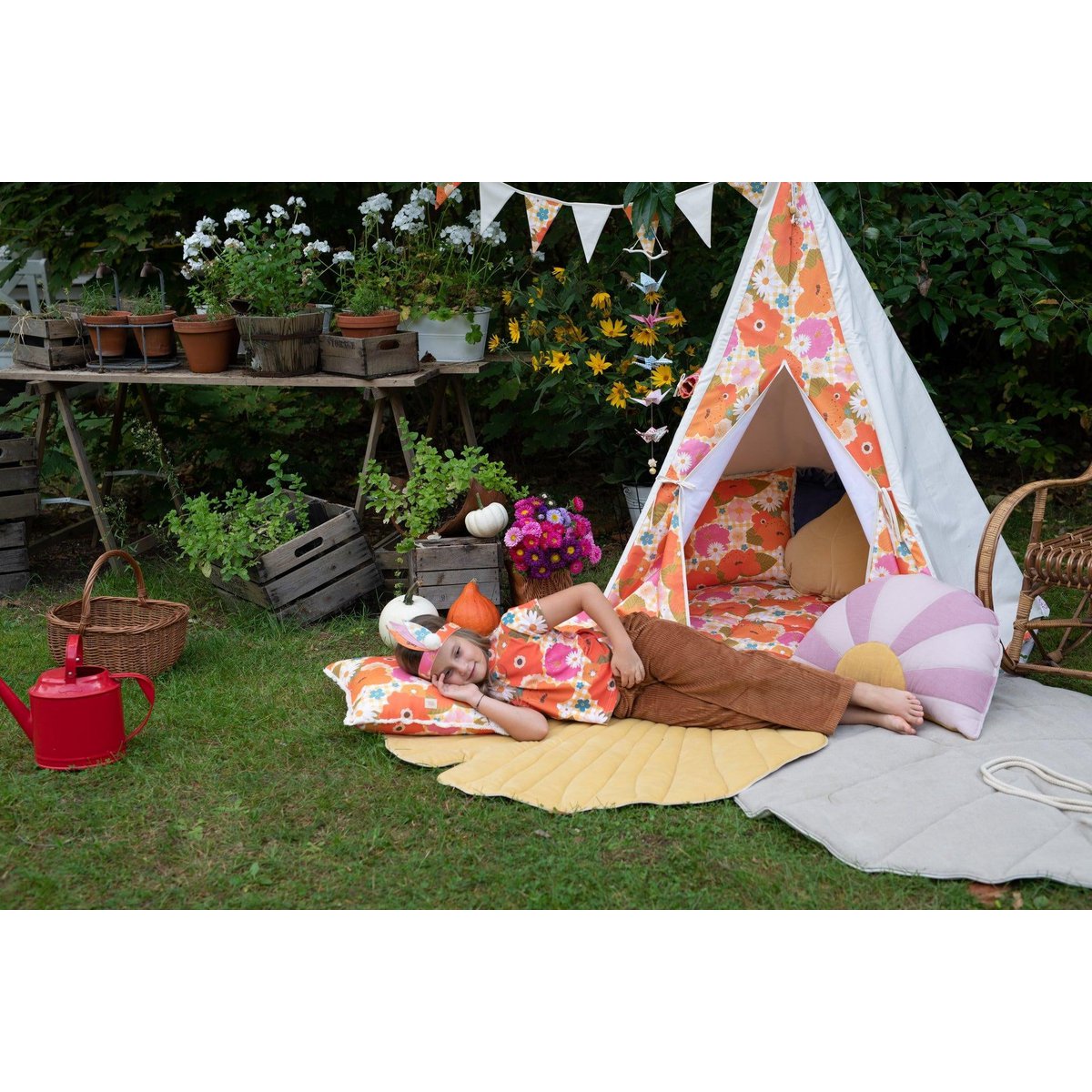 Kussen “Picknick met bloemen”.
